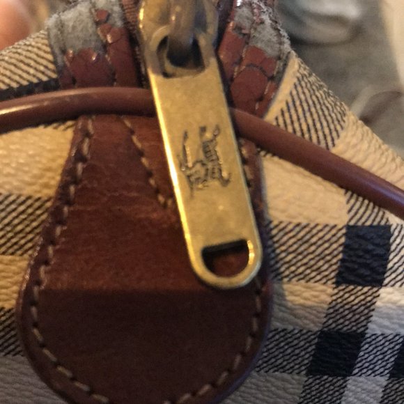 Burberry purse - Picture 10 of 14